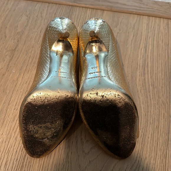 Beautiful gold Burberry heels - Picture 2 of 4